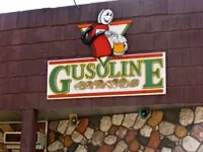 Gusoline Alley: a shot and beer joint.