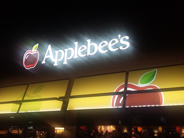 FIRST LOOK: We ate at Detroit's very first Applebee's so you don't have to