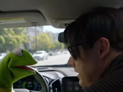 Image: Watch Jack White sing 'Fell in Love with a Girl' with Kermit the Frog