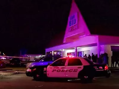 Image: Two dead and 16 injured in mass shooting at Fort Meyers nightclub