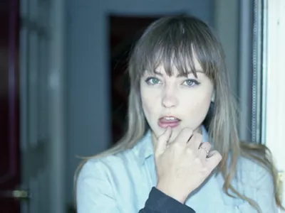 Image: Angel Olsen gives chill-ass vibes in this chaotic-ass world