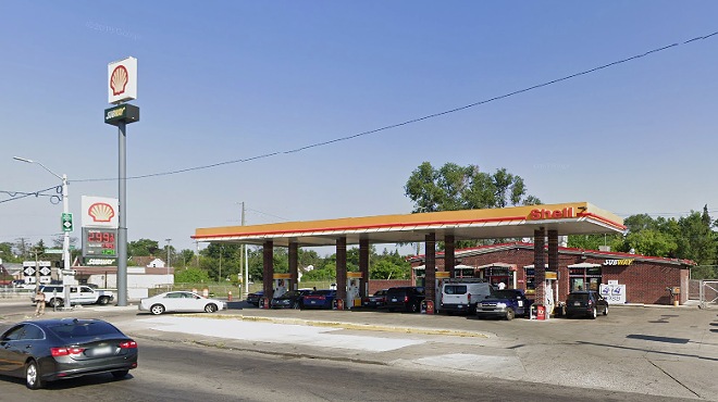 Shell gas station on West Warren.