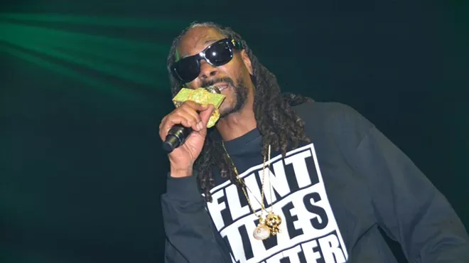 Image: Snoop Dogg meets with Flint's mayor