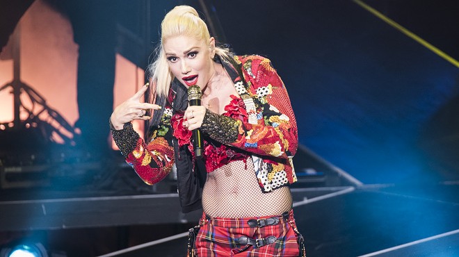 Gwen Stefani brings out country boo thang Blake Shelton during Detroit show