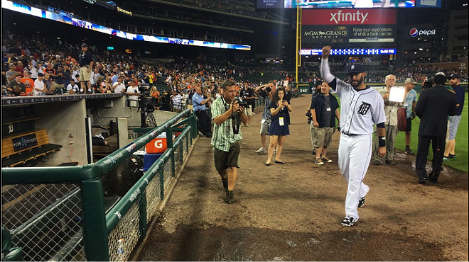 J.D. Martinez salutes the crowd after making a dramatic return to Comerica Park Wednesday night.