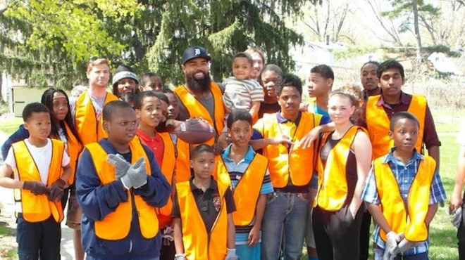 Former Detroit Lion Deandre Levy poses with Hydrate Detroit volunteers.