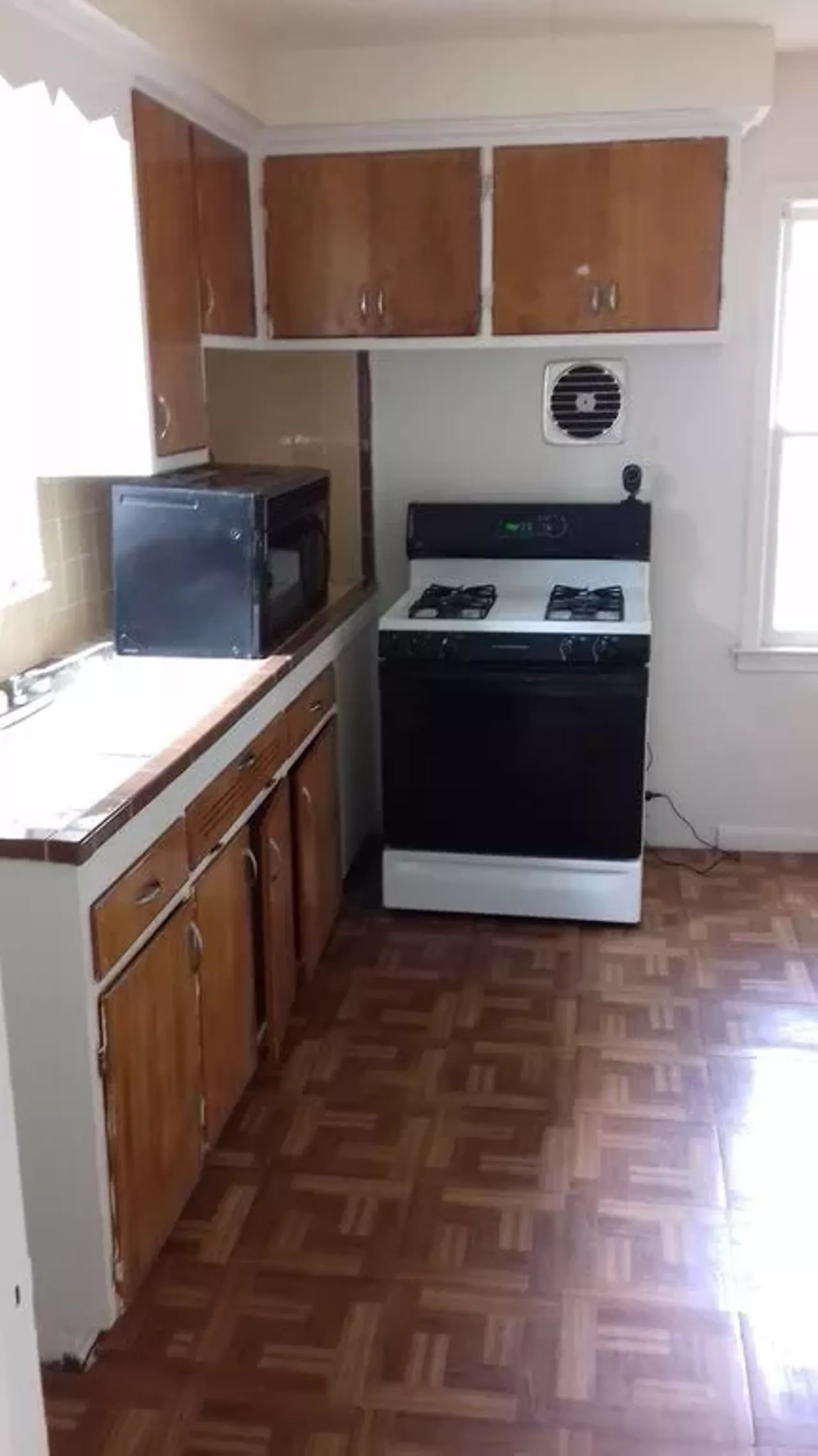 $1,000 /month | 3 beds | 1.5 baths | 880 sqft 607 E Woodward Heights Blvd This 3 bedroom, 1 bathroom single family Hazel Park home is seductively inviting. The qualities in this house include a stove refrigerator, washing machine dryer and microwave along with free wifi and television, full home security, remote control lights doors and temperature viewing
