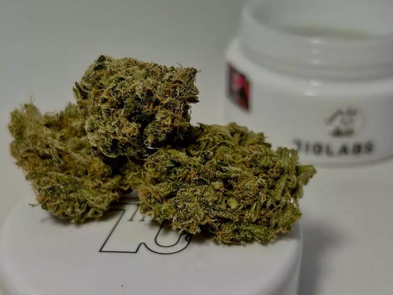Britney’s Frozen Lemons #5 by 710 Labs This one’s made for people who want the energy without the edginess. A unique cross of Fruity Pebbles OG and Caps Frozen Lemons, Britney’s Frozen Lemons #5 is refreshing, invigorating, and aromatic. And at just 21.4% THC, this strain shouldn’t induce anxiety or racing thoughts.