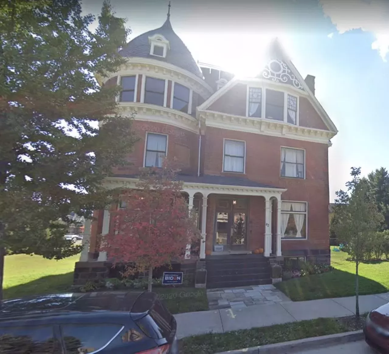 Only Lovers Left Alive (2013) Private home 82 Alfred St., Detroit Vampires had a major moment in film and television thanks to the young adult franchise Twilight and the very adult-adult HBO series True Blood. Well, filmmaker, musician, and honorary Detroiter Jim Jarmusch made a vampire flick for the ages starring always vampy Tilda Swinton and Tom Hiddleson. The dreamy 2013 film was shot in Morocco, Hamburg, Germany, and Detroit, which served as the home of Swinton and Hiddleson. Vampire HQ, the eclectic, crowded, and otherworldly space where much of the film takes place, is actually a private Victorian home in Detroit's Brush Park. Photo via YouTube
