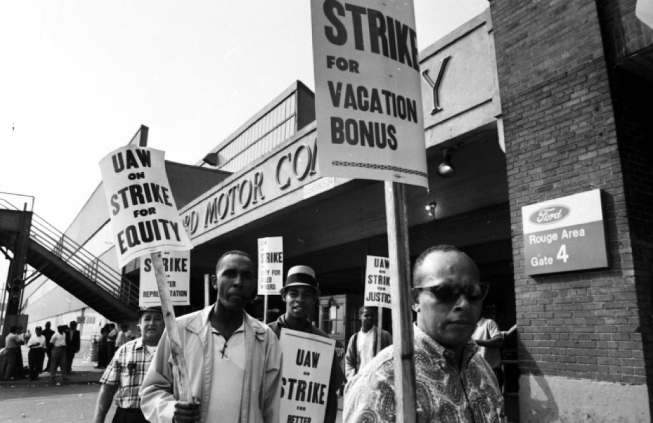 Employees striking.
UAW Local 600 at City Gate 4, at River Rouge Plant
Virtual Motor City (Photo credit: Detroit News Collection, Walter P. Reuther Library, Wayne State University)