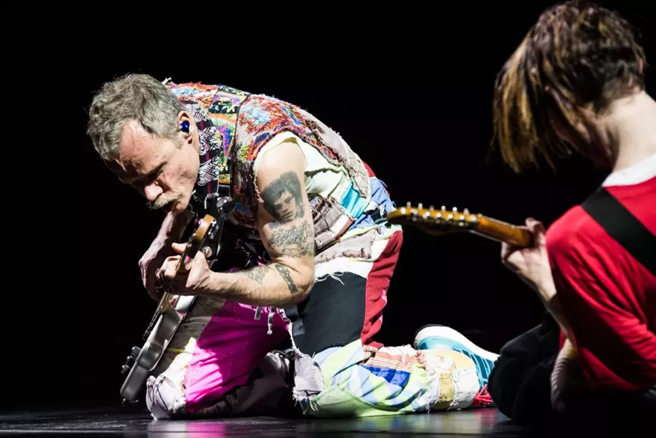 Image: 25 badass photos of Red Hot Chili Peppers @ Joe Louis Arena
