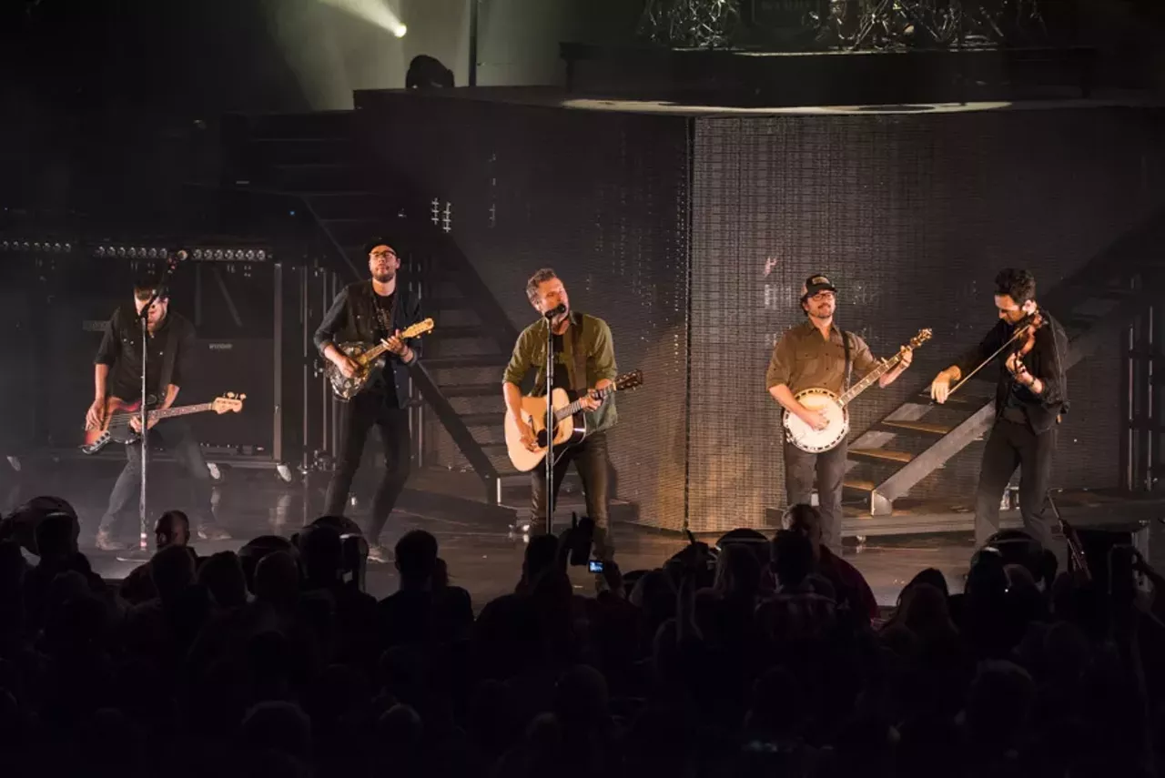 Image: 30 photos of Dierks Bentley performing at DTE Energy Music Theatre
