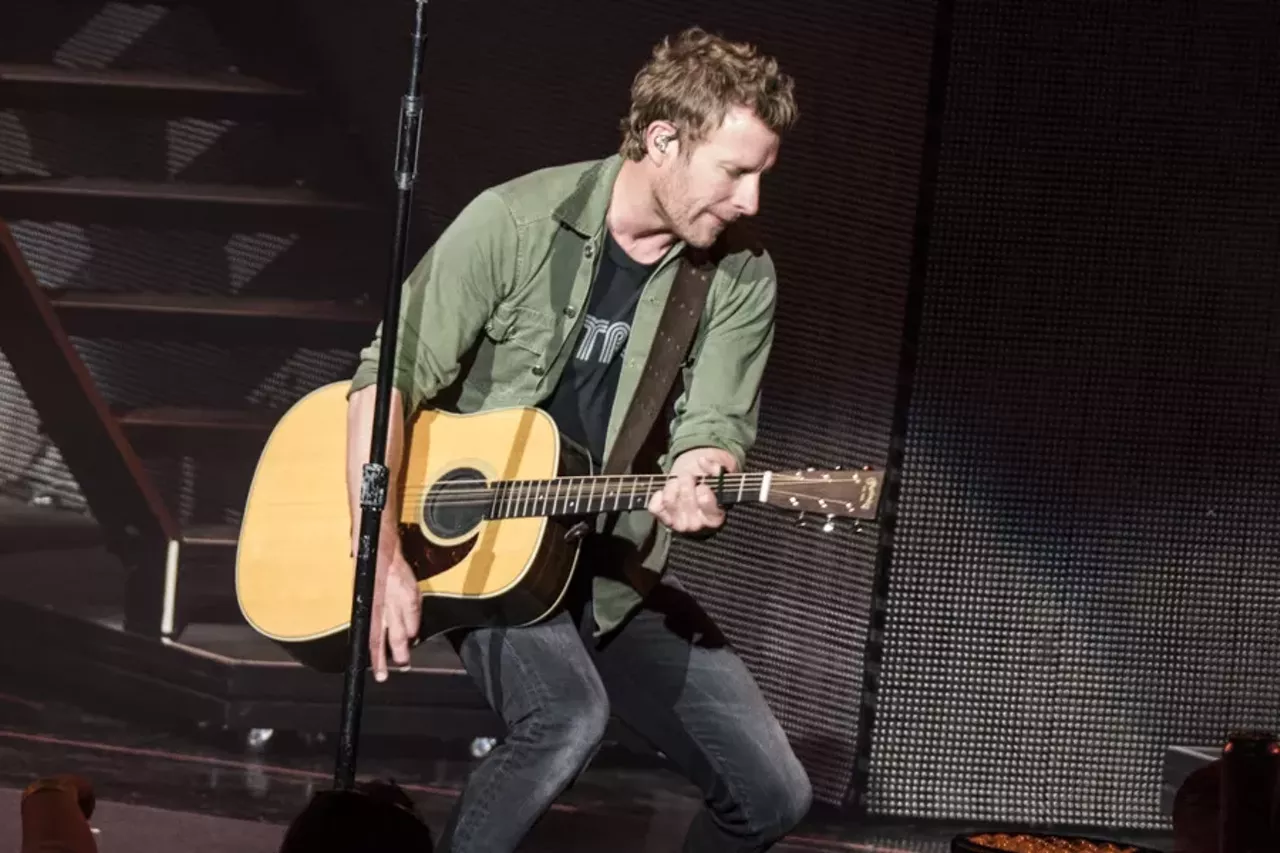 Image: 30 photos of Dierks Bentley performing at DTE Energy Music Theatre
