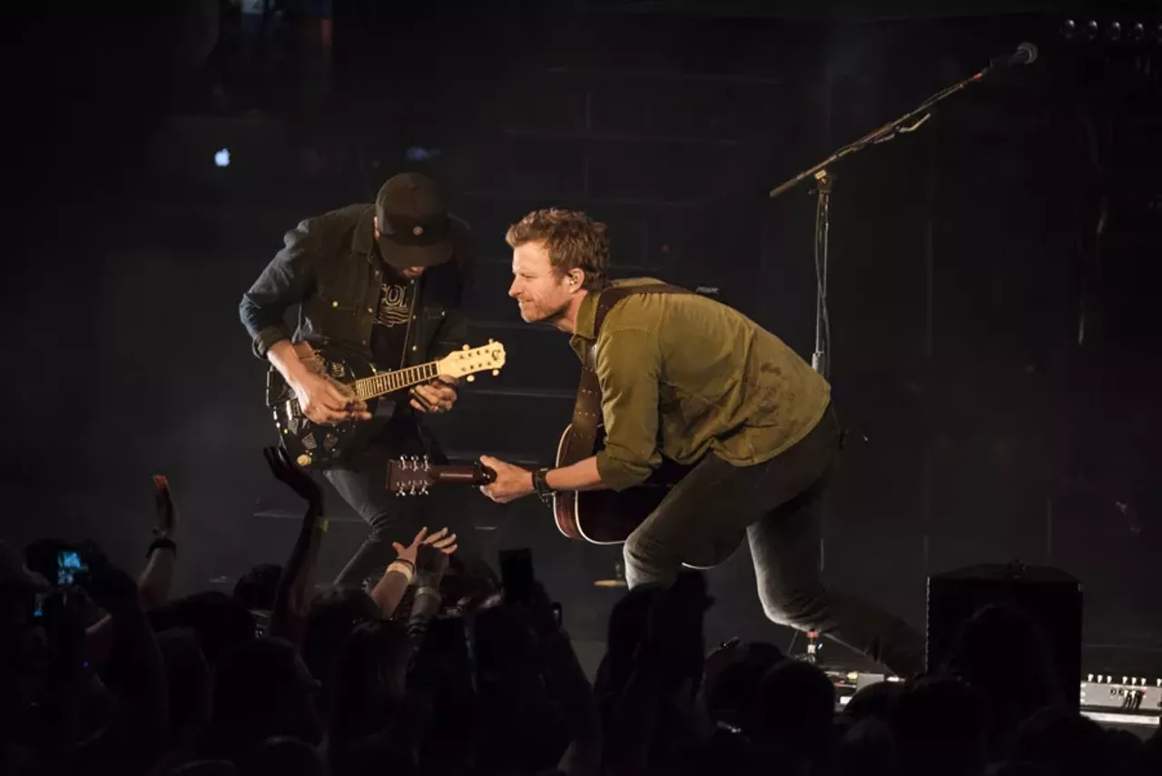 Image: 30 photos of Dierks Bentley performing at DTE Energy Music Theatre