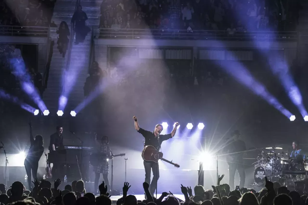 Image: 32 photos from Blake Shelton at The Palace