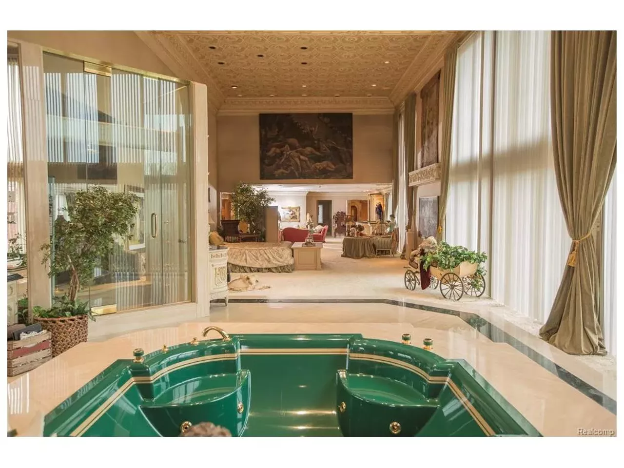 Image: 33 photos of a bizarre Genesee County mansion