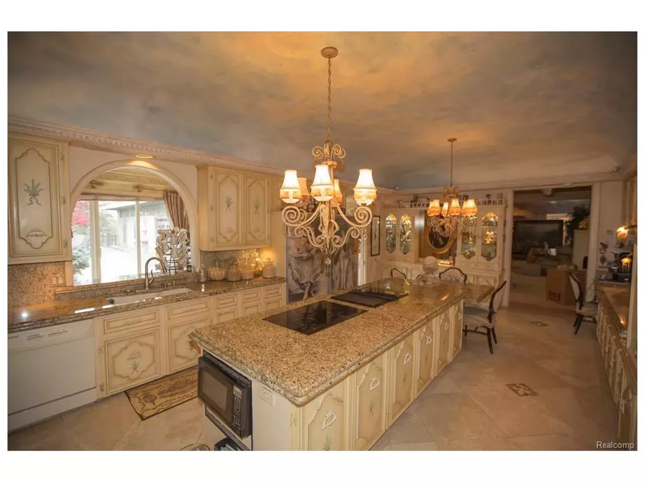 Image: 33 photos of a bizarre Genesee County mansion