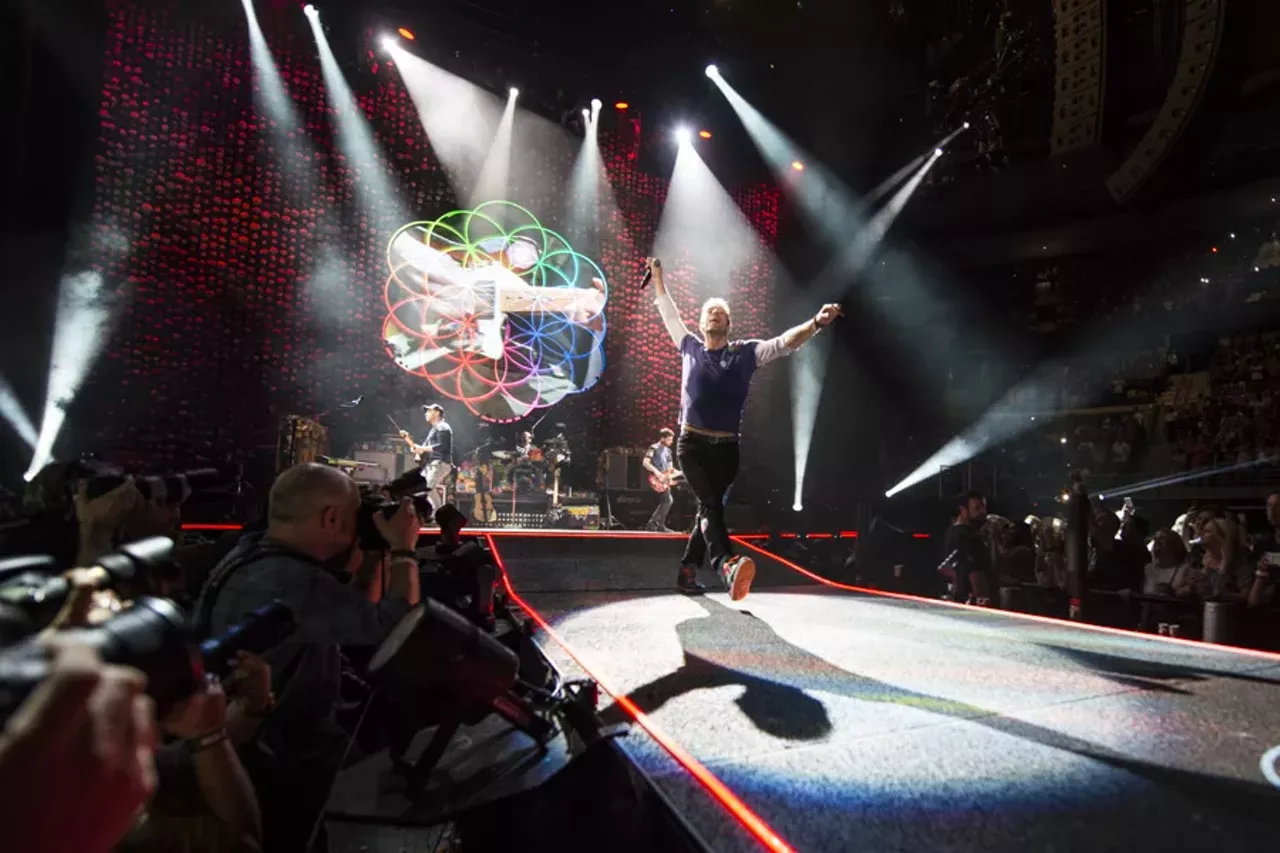 Image: 35 photos of Coldplay @ The Palace (and they were all yellow)