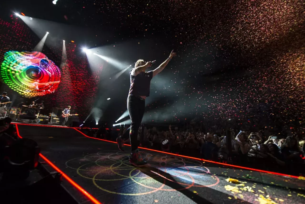 Image: 35 photos of Coldplay @ The Palace (and they were all yellow)