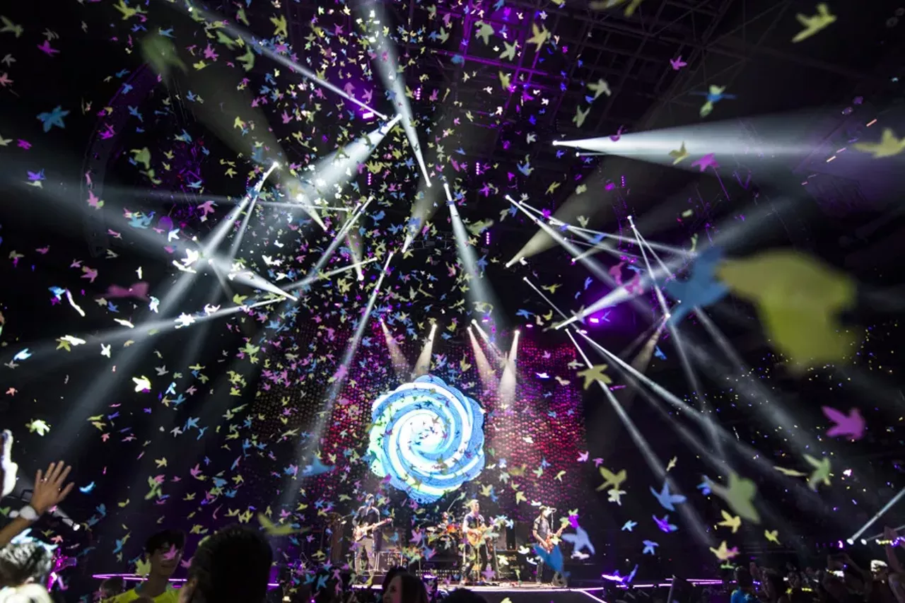 Image: 35 photos of Coldplay @ The Palace (and they were all yellow)