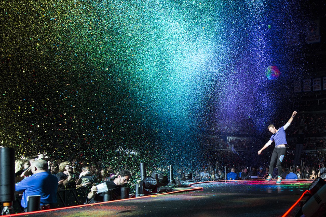 35 photos of Coldplay @ The Palace (and they were all yellow)