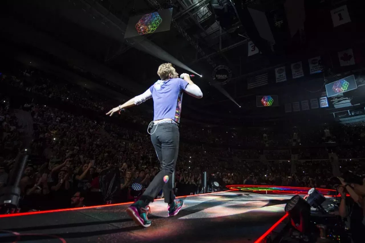 Image: 35 photos of Coldplay @ The Palace (and they were all yellow)