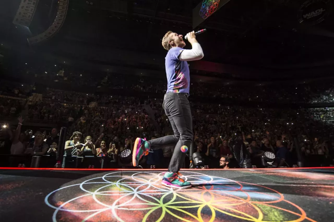 Image: 35 photos of Coldplay @ The Palace (and they were all yellow)