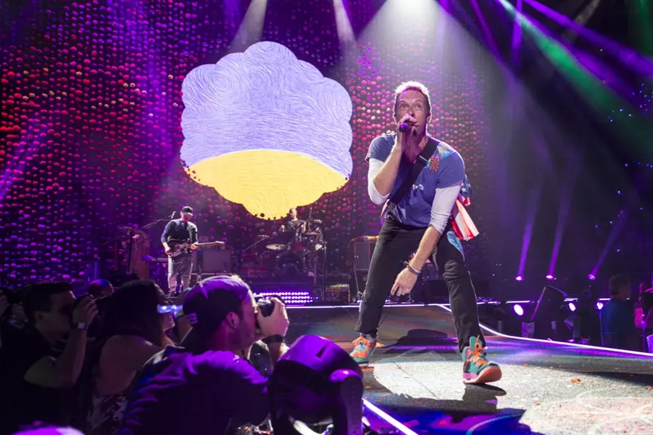 Image: 35 photos of Coldplay @ The Palace (and they were all yellow)