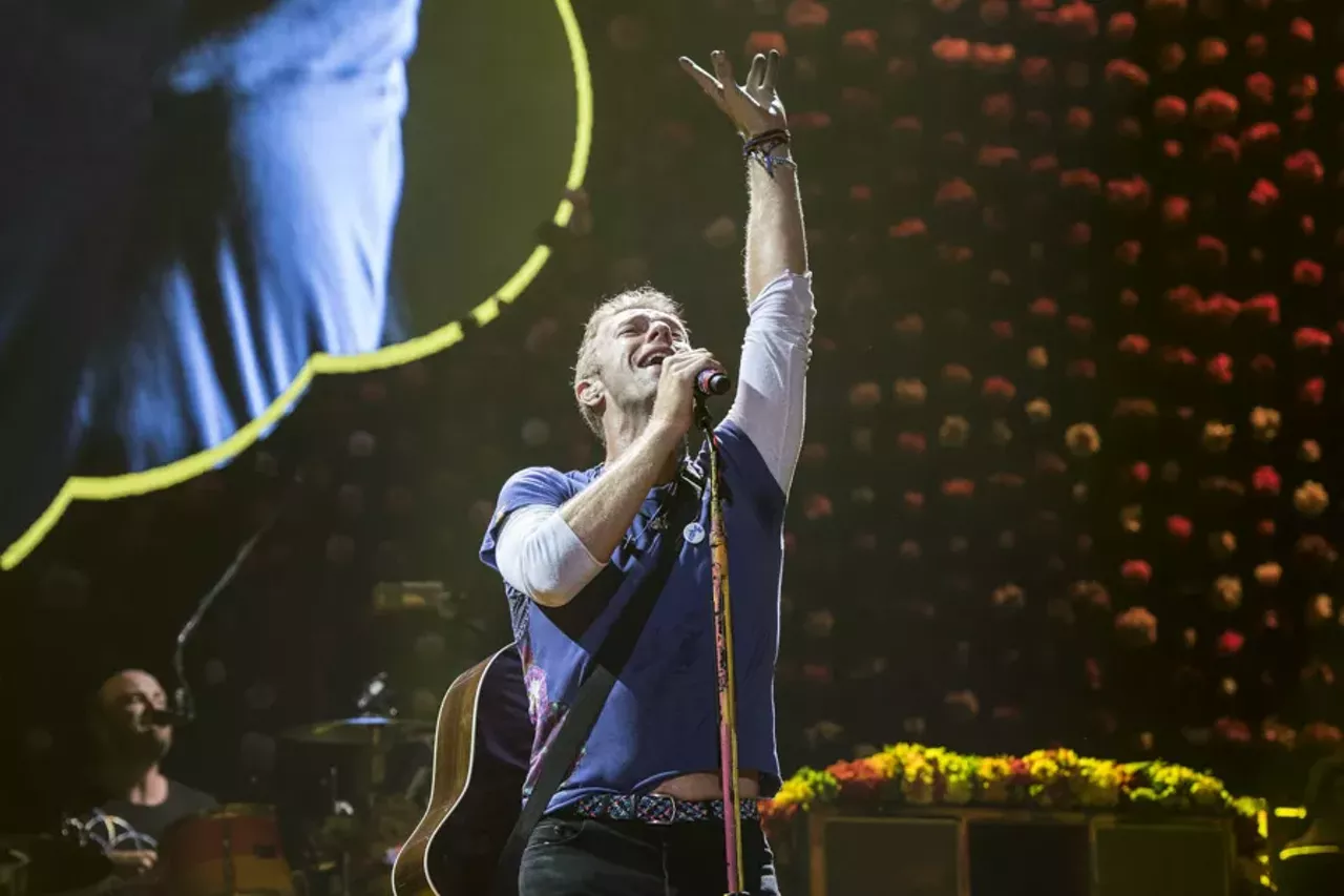 Image: 35 photos of Coldplay @ The Palace (and they were all yellow)