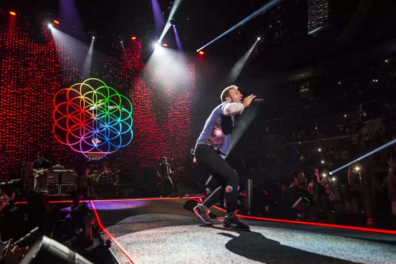 Image: 35 photos of Coldplay @ The Palace (and they were all yellow)