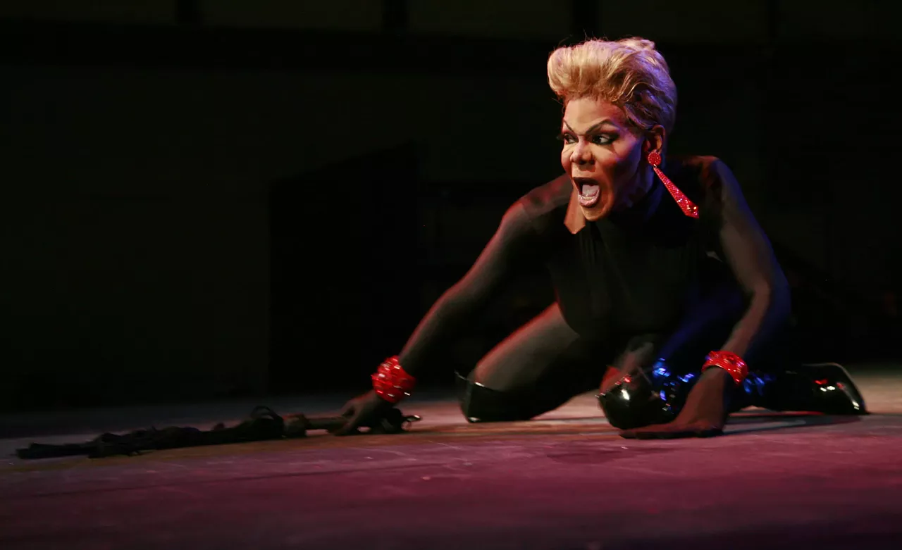 Image: 49 more NSFW photos from the Dirty Show
