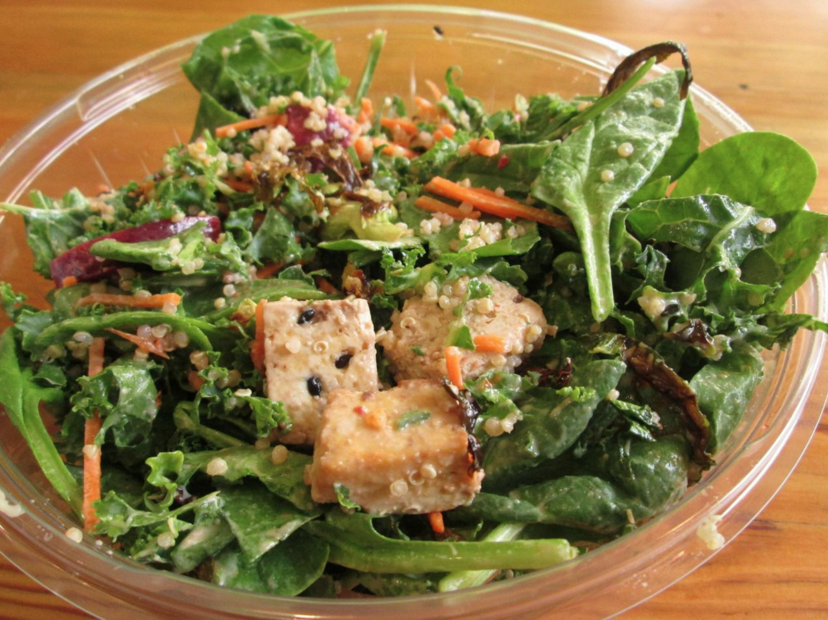 7 Greens Detroit Salad Co. draws a mixed downtown crowd