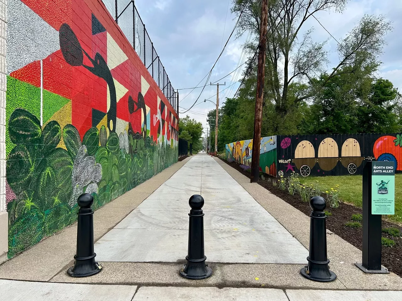 Enjoy the city’s murals Detroit’s streets are packed with stunning works of arts murals turn the city into an open-air gallery, with murals districts in the Eastern Market, Southwest Detroit, the North End, and the Dequindre Cut — a former railroad line turned into a scenic greenway. This year, the city announced the creation of nine “Art Alleys” across Detroit that will feature nearly 50 artists.