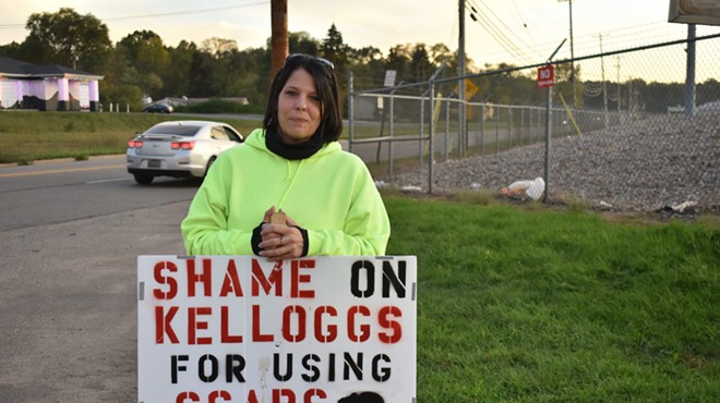 Kellogg warehouse crew leader Heather Greene pickets outside of the cereal plant in Battle Creek, Oct. 19, 2021