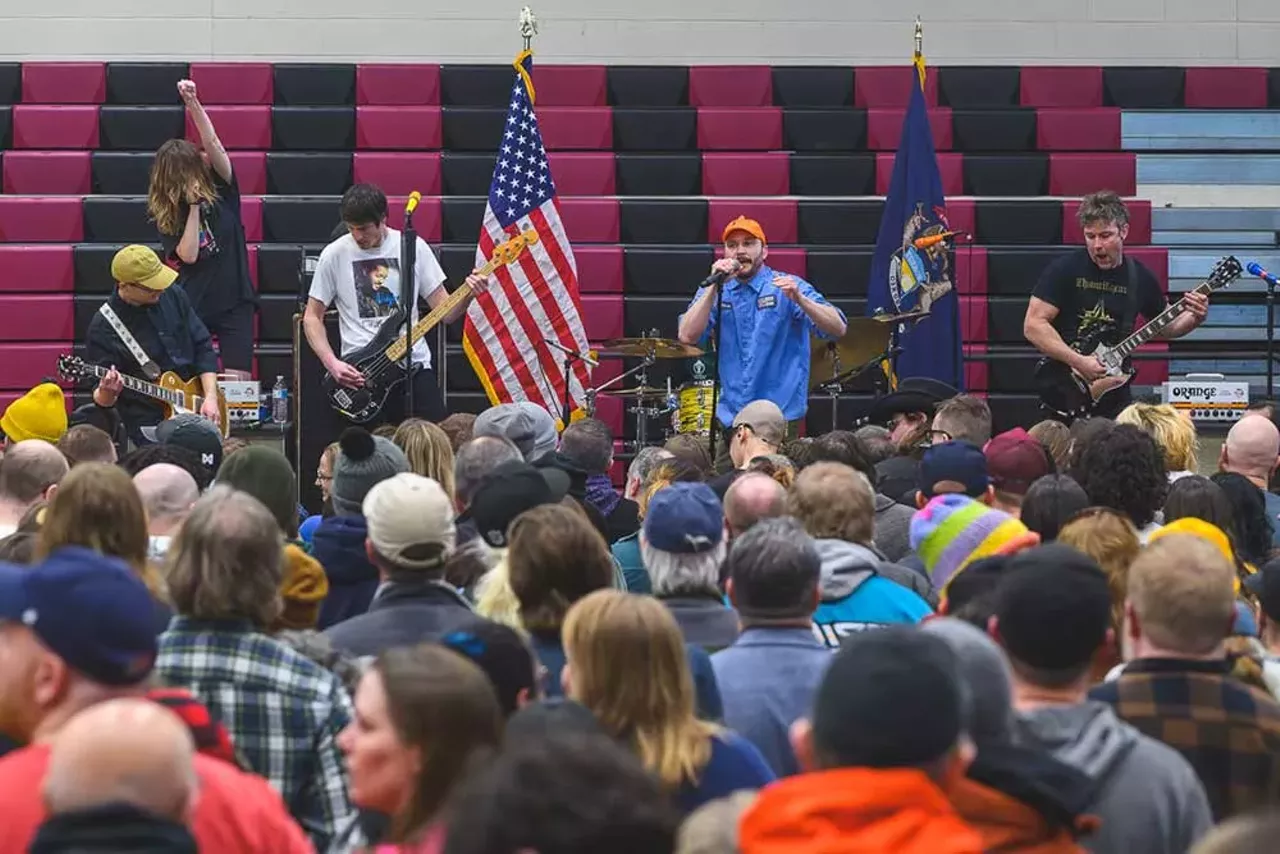 Image: Bernie Sanders draws massive crowd in Macomb County to fight oligarchy