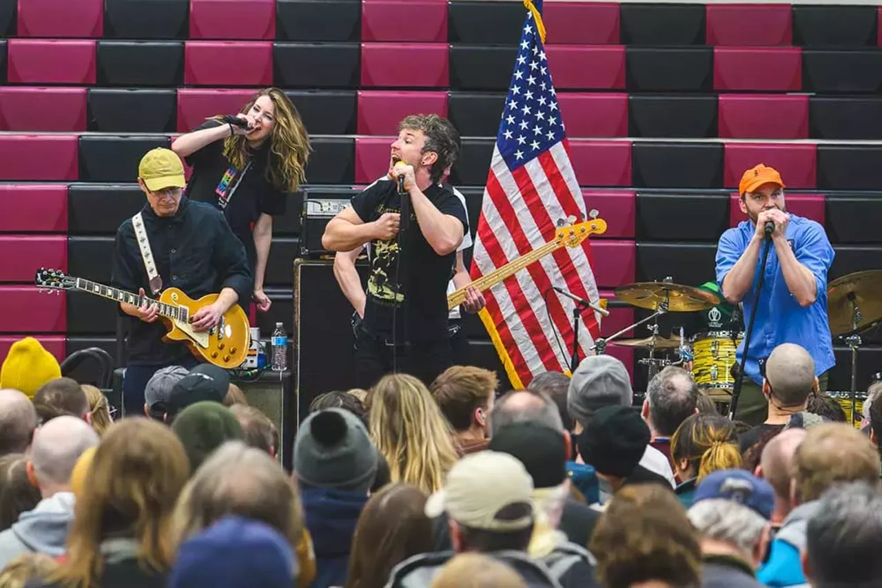 Image: Bernie Sanders draws massive crowd in Macomb County to fight oligarchy