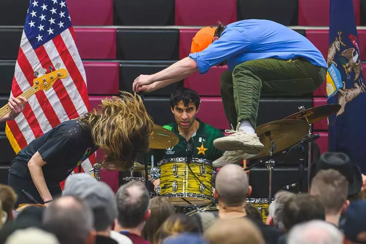 Image: Bernie Sanders draws massive crowd in Macomb County to fight oligarchy