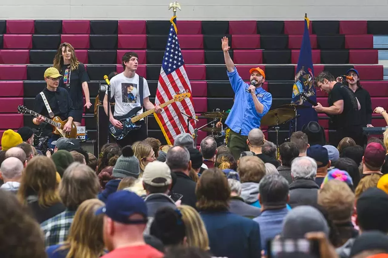 Image: Bernie Sanders draws massive crowd in Macomb County to fight oligarchy