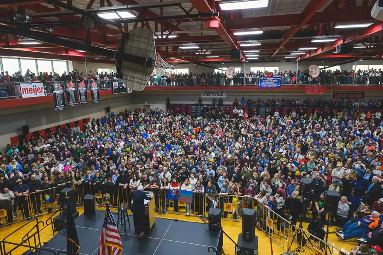 Image: Bernie Sanders draws massive crowd in Macomb County to fight oligarchy