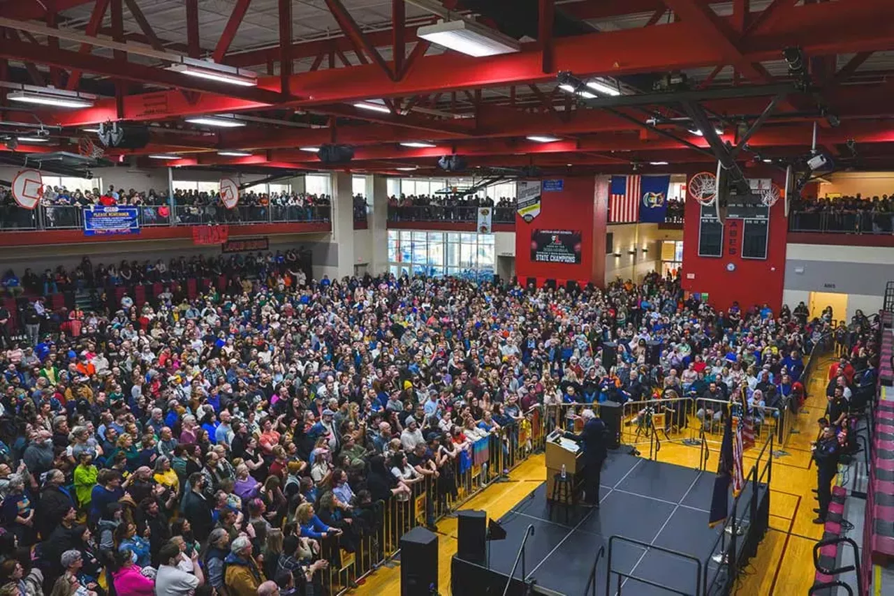 Image: Bernie Sanders draws massive crowd in Macomb County to fight oligarchy