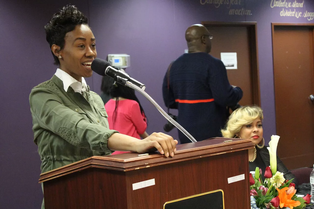 Timina Smith, an organizer at Detroit Recovery Project, introducing Sabrina Peterson of Glam University.