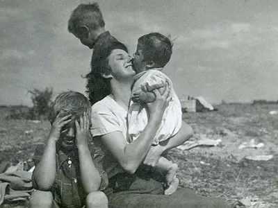 When her mother got dementia, Breeda Kelly Miller used photos to help spur her memory. They serve as the backdrop to Mrs. Kelly’s Journey Home, a one-woman play about the experience.