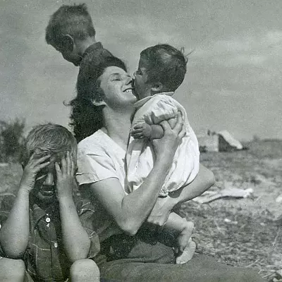 When her mother got dementia, Breeda Kelly Miller used photos to help spur her memory. They serve as the backdrop to Mrs. Kelly’s Journey Home, a one-woman play about the experience.
