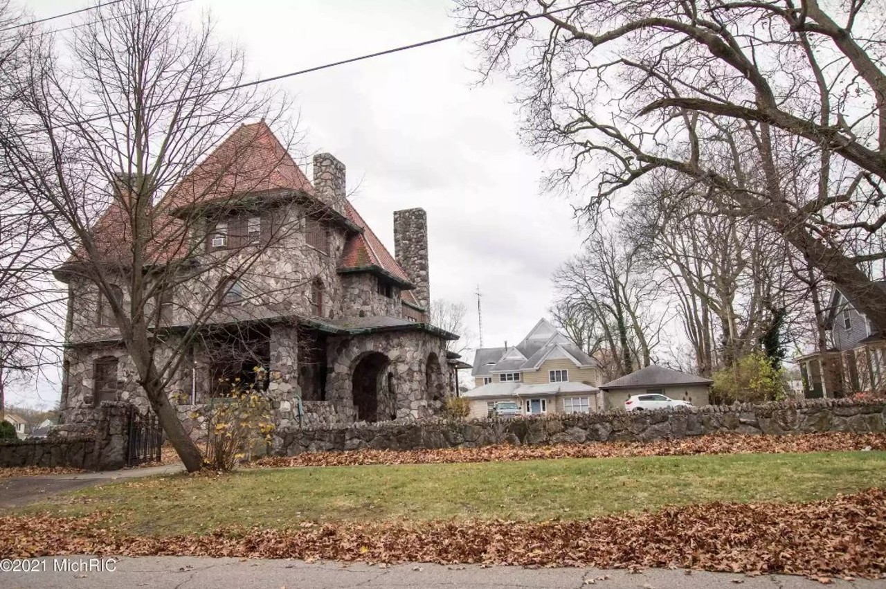 Built for a stove tycoon, Michigan's historic Lee Mansion is now for sale