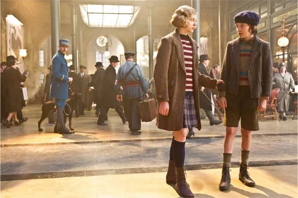 Chloe Grace Moretz (l.) and Asa Butterfield wind it up in Hugo.