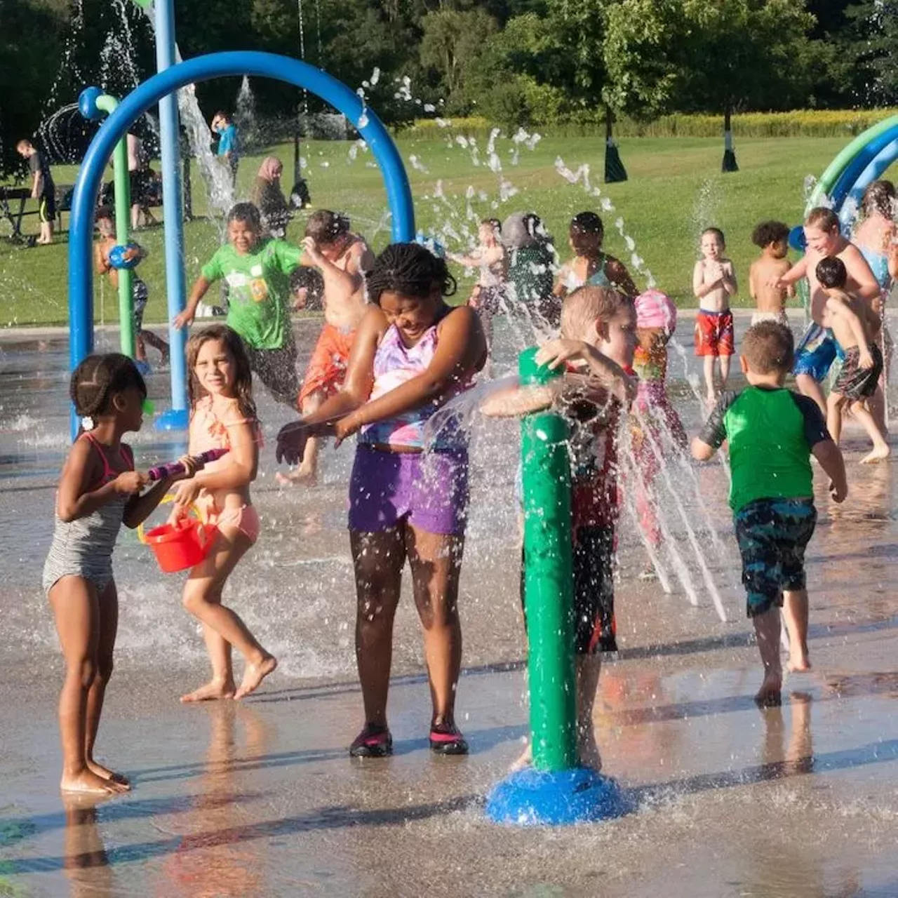 Heritage Park Splash Pad 24915 Farmington Rd., Farmington Hills; 248-871-2400; fhgov.com This Heritage Park Splash Pad is located in Farmington Hills&#146; Heritage Park. The splash pad features geyser and sprinkler-like water features and is only a few feet away from one of the park&#146;s playscapes.