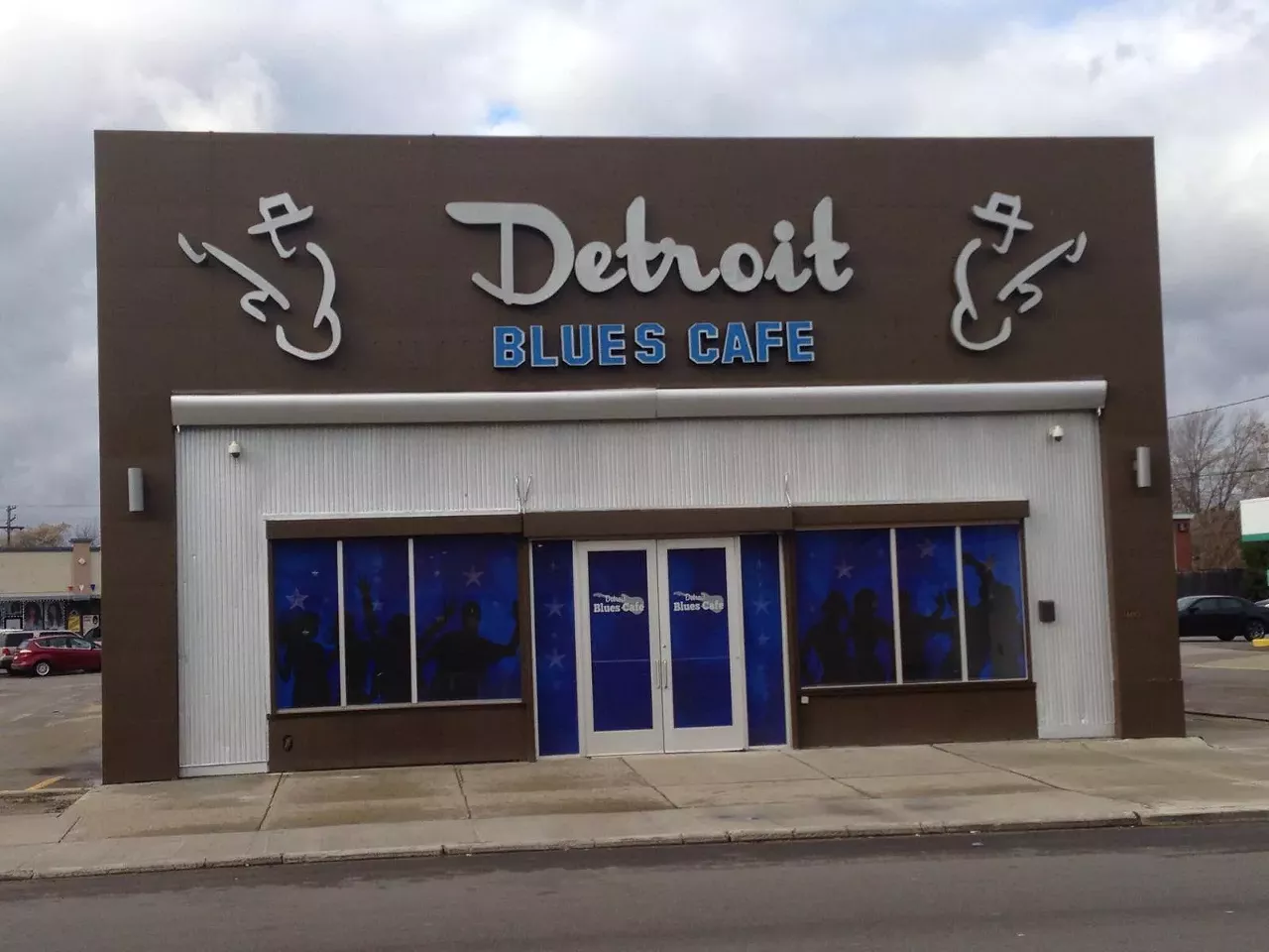 Detroit Blues Cafe 14493 Gratiot Ave., Detroit; 313-466-3400; detroitbluescafe.net Renowned for its live blues performances and Southern-inspired dishes, this multi-level spot offers a perfect atmosphere for music lovers. On Thursday nights, there are free ballroom and hustle lessons offered on the lower level. New live music and DJ events take place every weekend, so visitors can always have a unique experience. 