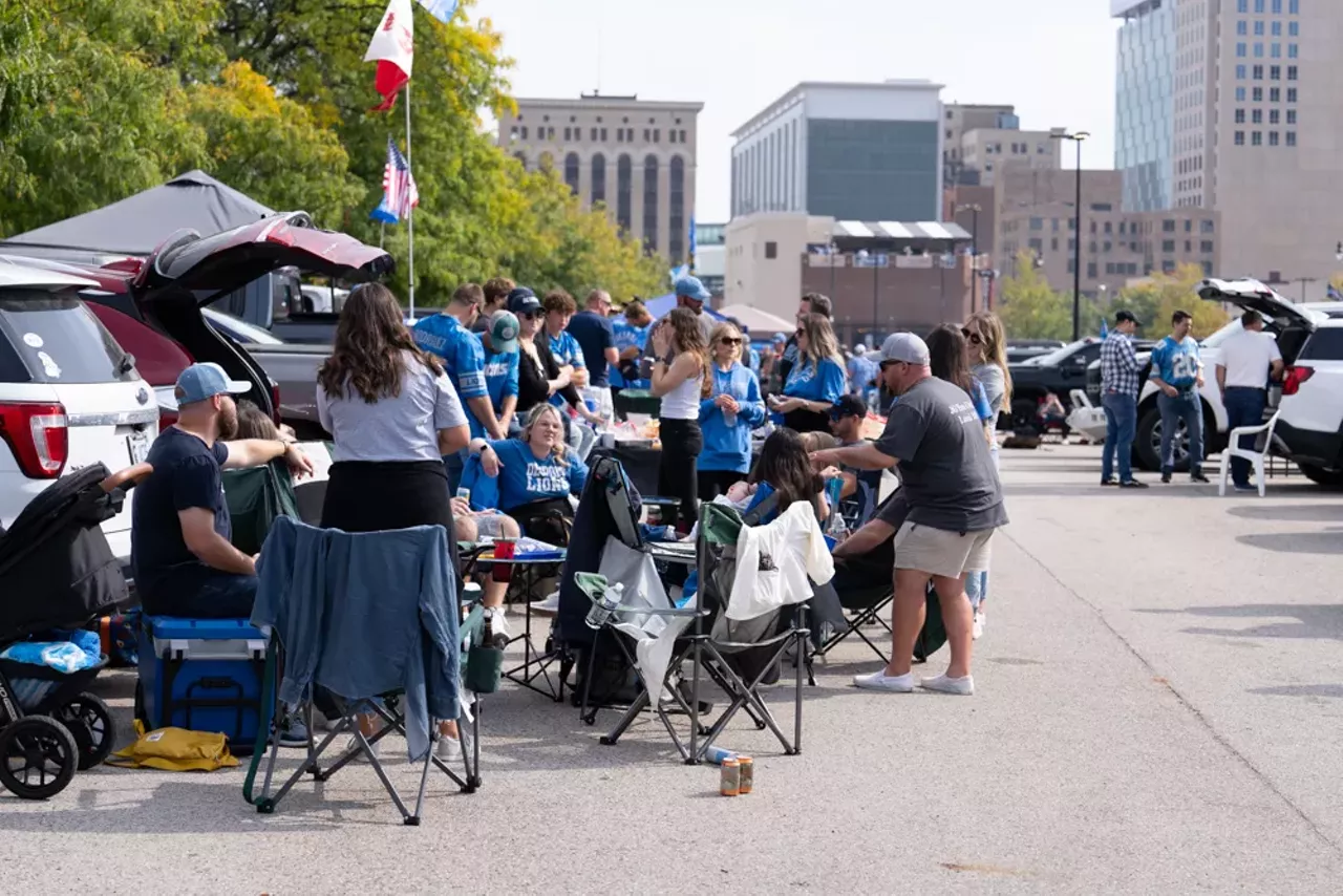 Image: Detroit Lions fans show team spirit at first home game of the season