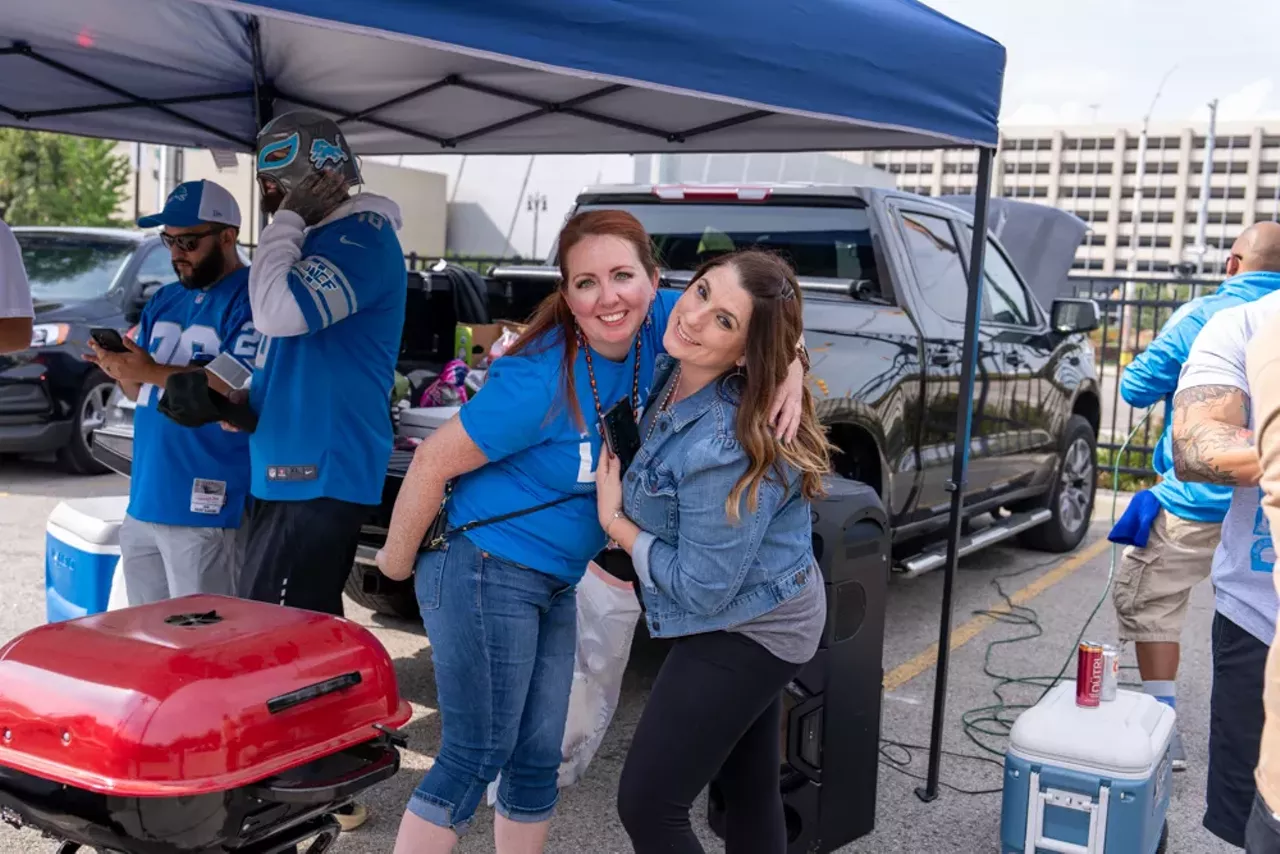 Image: Detroit Lions fans show team spirit at first home game of the season