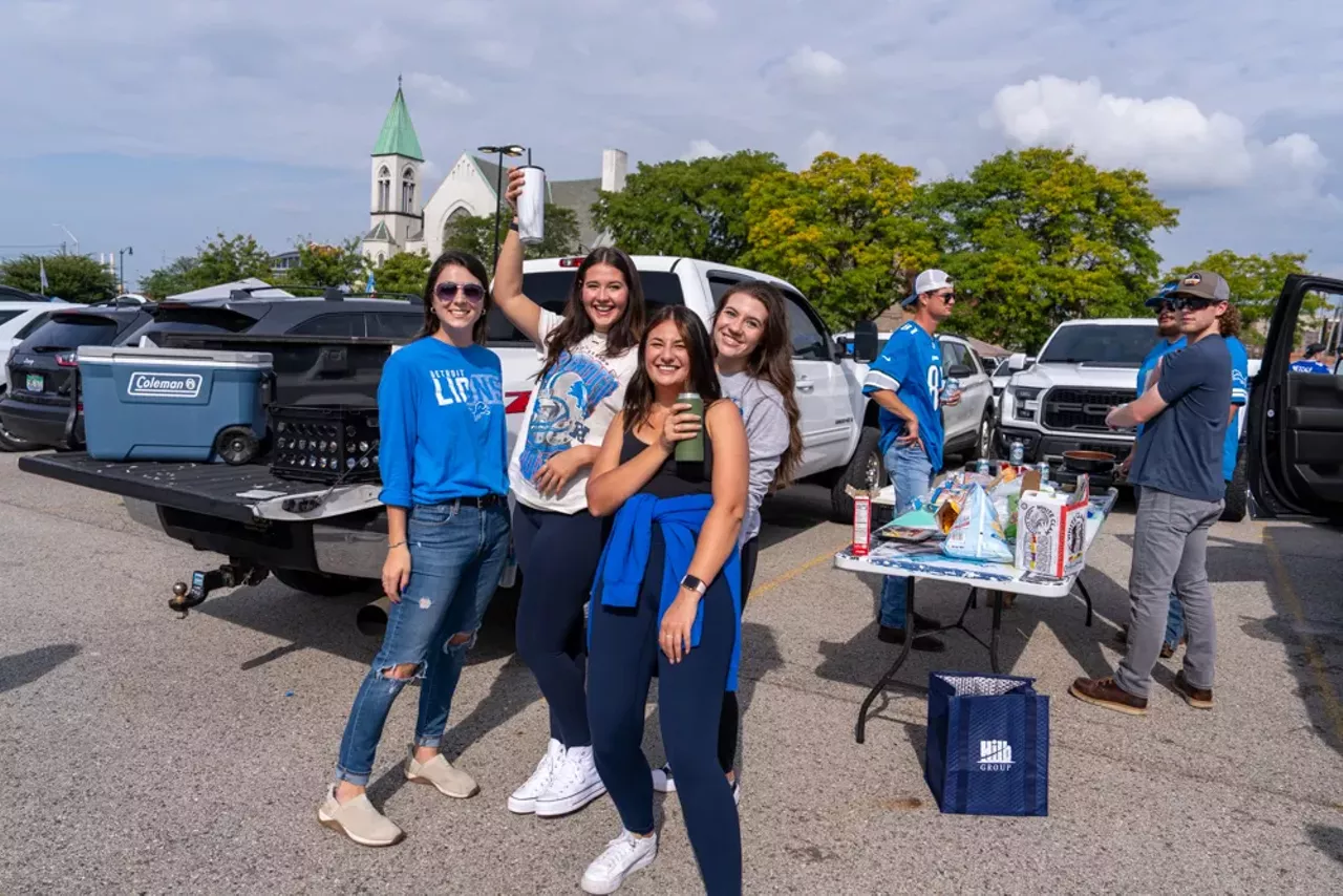 Image: Detroit Lions fans show team spirit at first home game of the season